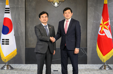 South Korea's defence chief discusses ways to advance alliance with US envoy