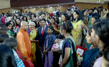 आधी आबादी को नजरंदाज करके समाज स्वावलंबी व आत्मनिर्भर नहीं हो सकताः मुख्यमंत्री योगी