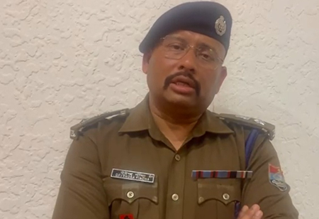 अल्मोड़ा स्कूल के पास जंगल में मिली 161 जिलेटिन रॉड, पुलिस ने शुरू की जांच अल्मोड़ा स्कूल के पास जंगल में मिली 161 जिलेटिन रॉड, पुलिस ने शुरू की जांच