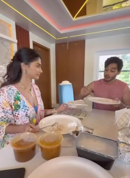 <div>Pooja Hegde gets the 'Royal' treatment from Ishaan Khatter</div>