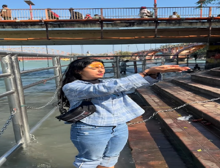 हरिद्वार में गंगा स्नान करने पहुंची खुशबू पाटनी, माथे पर चंदन लगाकर किया भगवान शिव का ध्यान