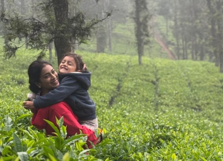 श्रेया सरन ने चाय-कॉफी के बागानों में बेटी संग बिताया दिन, फैंस को दी नेचर वॉक की सलाह