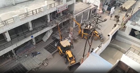 उत्तर प्रदेश बरेली में मौलाना तौकीर रजा के करीबी पर एक्शन, प्रशासन ने बुलडोजर से तोड़ीं दुकानें