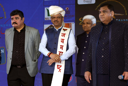ट्रांसमीडिया गुजराती अवॉर्ड्स  हितु कनोडिया बने बेस्ट एक्टर, सीएम फडणवीस ने की शिरकत