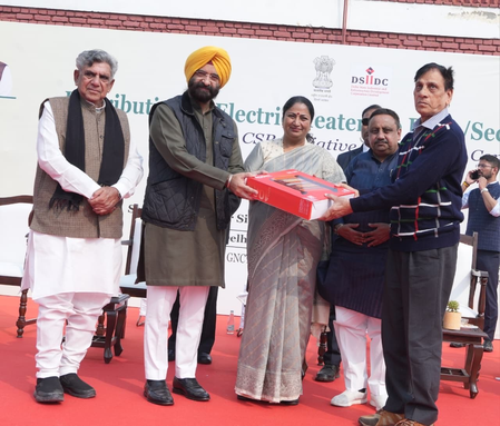 दिल्ली  सर्दियों में प्रदूषण रोकने के लिए सीएम रेखा गुप्ता ने आरडब्ल्यूए को बांटे 10,000 इलेक्ट्रिक हीटर