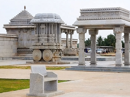 वेणुगोपाल स्वामी मंदिर 70 साल तक पानी में डूबा रहा ये मंदिर, आज भी भक्तों को सुनाई देती है बांसुरी की आवाज
