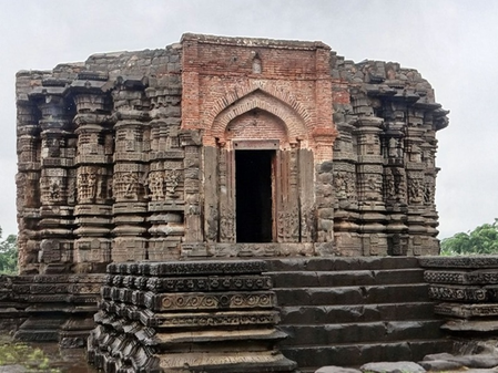 दैत्य सुदान मंदिर लोहे से बनी है भगवान विष्णु की मूर्ति, मंदिर में नहीं है छत