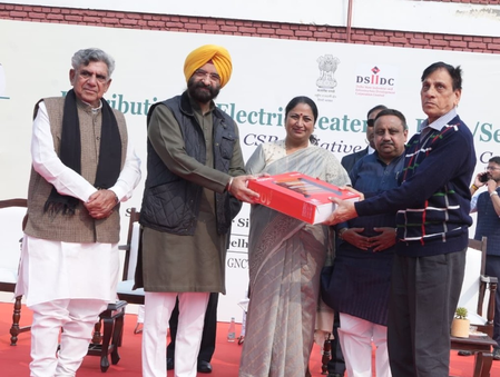 दिल्ली में प्रदूषण रोकने के लिए सीएम रेखा गुप्ता ने आरडब्लूए वॉचमैन में बांटे इलेक्ट्रिक हीटर