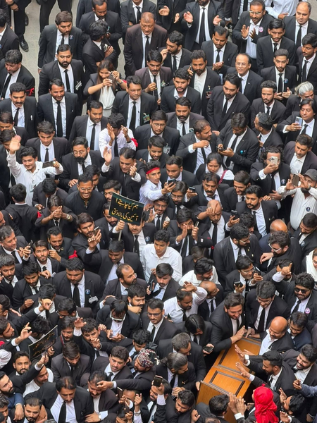 पाकिस्तान में 27वां संशोधन वकीलों का उग्र प्रदर्शन, कराची हाईकोर्ट परिसर बना रणक्षेत्र