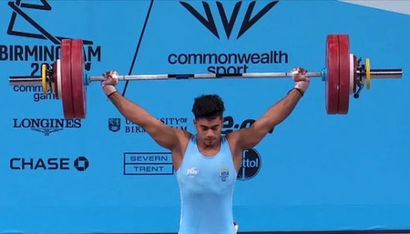 अंचिता शेउली : बचपन में पिता को खोया, घर चलाने के लिए मां के साथ मिलकर किया काम, चुनौतियों से लड़कर वेटलिफ्टर बने