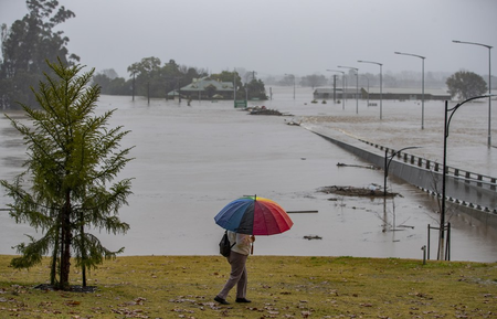 ऑस्ट्रेलिया डार्विन में तूफान फिना से इमारतों को पहुंचा नुकसान, बिजली भी गुल