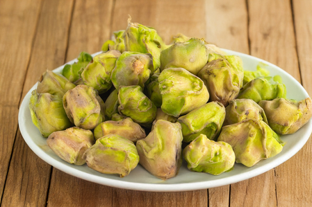 सुपरफूड सिंघाड़ा  सर्दियों में शरीर को देता है गर्माहट और पोषण, जानें खाने का सही तरीका