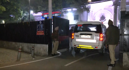 दिल्ली प्रदूषण के खिलाफ प्रदर्शन में पुलिस पर मिर्ची स्प्रे से हमला, कई पुलिसकर्मी घायल