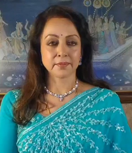 Hema Malini, daughter Esha Deol seen with folded hands after Dharmendra’s cremation Hema Malini, daughter Esha Deol seen with folded hands after Dharmendra’s cremation