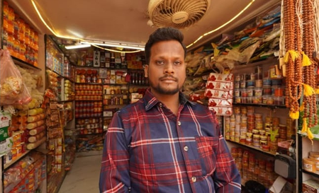 यूपी अयोध्या में श्रद्धालुओं की बढ़ी संख्या ने छोटे व्यापारियों की बदली किस्मत