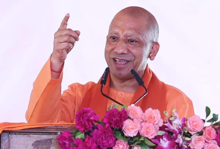 प्रधानमंत्री मोदी के आगमन से पहले अयोध्या पहुंचे मुख्यमंत्री योगी, तैयारियों का लिया जायजा