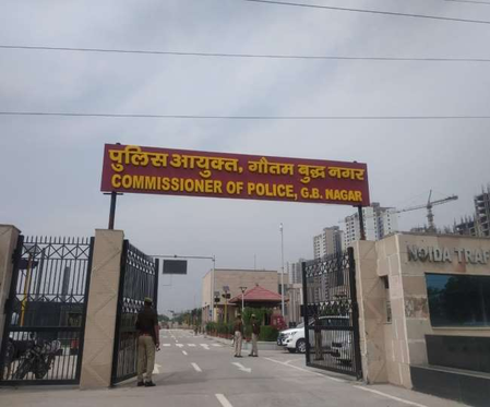 नोएडा सभी बॉर्डर और सोसायटियों में बढ़ी सतर्कता, बढ़ाई गई पुलिस की गश्त