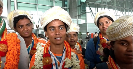 ब्लाइंड विमेंस टी20 वर्ल्ड कप जीतकर स्वदेश लौटी टीम इंडिया, बेंगलुरु एयरपोर्ट पर स्वागत ब्लाइंड विमेंस टी20 वर्ल्ड कप जीतकर स्वदेश लौटी टीम इंडिया, बेंगलुरु एयरपोर्ट पर स्वागत