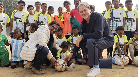 'मिनी ब्राजील' के नाम से मशहूर 'विचारपुर गांव' पहुंचे जर्मन कोच डाइटमार, फुटबॉल के प्रति जुनून से प्रभावित