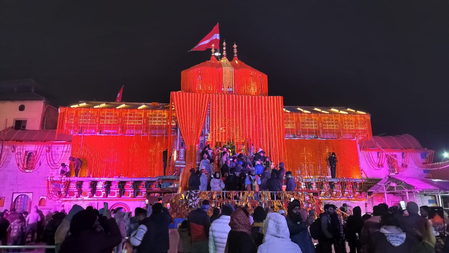 फूलों और रोशनी से जगमग बद्रीनाथ धाम, मंगलवार को बंद होंगे मंदिर के कपाट