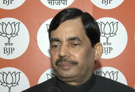 ध्वजारोहण का संदेश; सनातन के मंदिरों को नुकसान पहुंचाने की हिम्मत कोई नहीं कर सकता शाहनवाज हुसैन