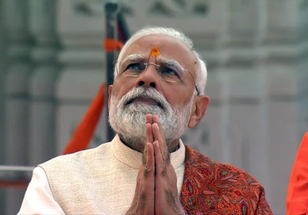 अयोध्या  राममंदिर में प्रधानमंत्री मोदी ने फहराई धर्मध्वजा