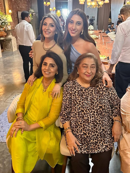 <div>Riddhima Kapoor says 'Hum saath-saath hain' as she drops a BTS pic from 'Dining with the Kapoors'</div>