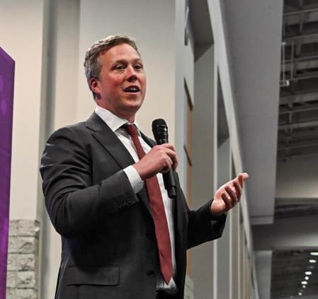 अबू धाबी में रूसी अधिकारियों से अमेरिकी सेना सचिव ड्रिस्कॉल की सीक्रेट मीटिंग का दावा