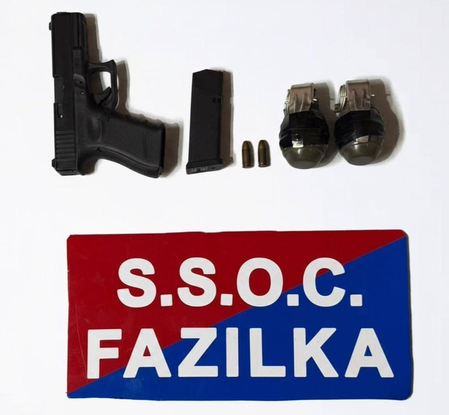 फाजिल्का में हथियार तस्करी के आरोप में दो गिरफ्तार, सीमा पार से भेजे गए हथियार जब्त फाजिल्का में हथियार तस्करी के आरोप में दो गिरफ्तार, सीमा पार से भेजे गए हथियार जब्त