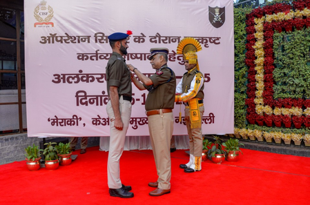 ऑपरेशन सिंदूर में बहादुरी दिखाने वाले सीआईएसएफ जवानों का सम्मान