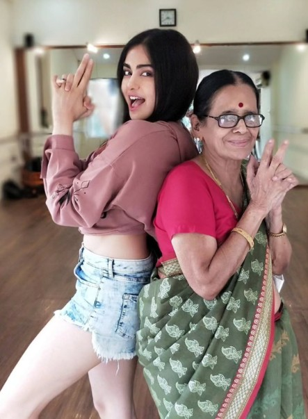 अभिनेत्री अदा शर्मा की दादी का निधन, भावुक पोस्ट शेयर कर दी जानकारी