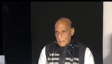 रक्षा उपकरणों के लिए विदेशों पर निर्भरता कम करनी होगीः राजनाथ सिंह