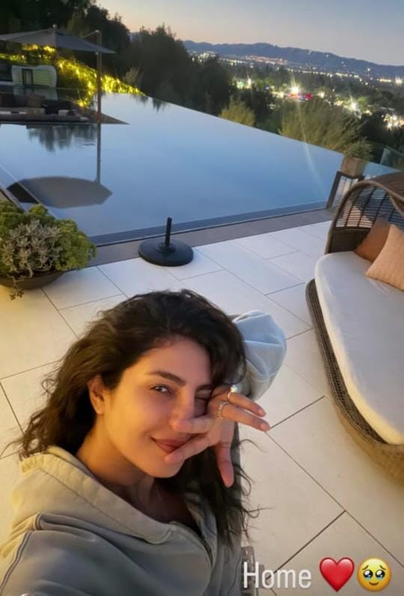 Priyanka Chopra marks her homecoming with an adorable selfie Priyanka Chopra marks her homecoming with an adorable selfie