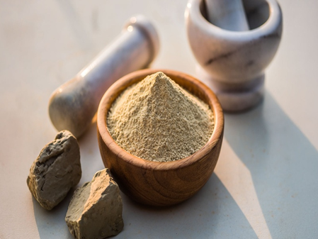 चेहरे से जुड़े हर मर्ज की दवा है मुल्तानी मिट्टी, जानें इस्तेमाल करने का सही तरीका