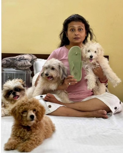 Jaya Bhattacharya quips her ‘slippers’ lost to the ‘boarding squad’ Jaya Bhattacharya quips her ‘slippers’ lost to the ‘boarding squad’