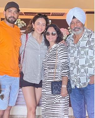 रकुल प्रीत सिंह ने माता-पिता की सालगिरह पर लिखा इमोशनल नोट