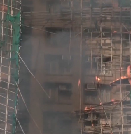 हांगकांग बहुमंजिला इमारतों में लगी आग, कई लोग फंसे