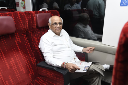 गुजरात वलसाड में तीन दिवसीय चिंतन शिविर शुरू, वंदे भारत ट्रेन से रवाना हुए सीएम भूपेंद्र पटेल गुजरात वलसाड में तीन दिवसीय चिंतन शिविर शुरू, वंदे भारत ट्रेन से रवाना हुए सीएम भूपेंद्र पटेल