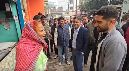 यूपी वाराणसी में डीएम-कमिश्नर ने चलाया डोर-टू-डोर अभियान, वोटर लिस्ट सुधार व कूड़ा कलेक्शन की जांच