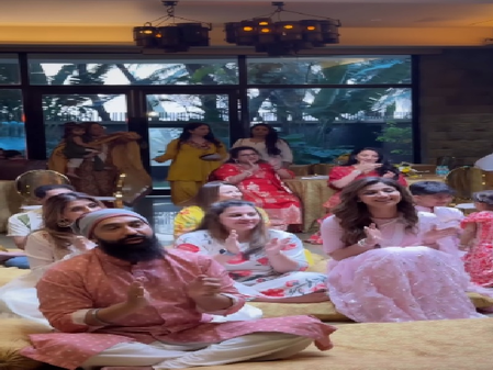 साईं बाबा की पवित्र कफनी और पादुका लेकर आईं शिल्पा शेट्टी, घर पर परिवार के साथ की पूजा साईं बाबा की पवित्र कफनी और पादुका लेकर आईं शिल्पा शेट्टी, घर पर परिवार के साथ की पूजा