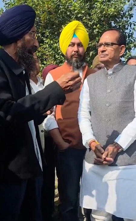 केंद्रीय मंत्री शिवराज सिंह चौहान ने किया पंजाब के रणसिंह कलां गांव का दौरा, पराली प्रबंधन की बारीकियों को समझा केंद्रीय मंत्री शिवराज सिंह चौहान ने किया पंजाब के रणसिंह कलां गांव का दौरा, पराली प्रबंधन की बारीकियों को समझा