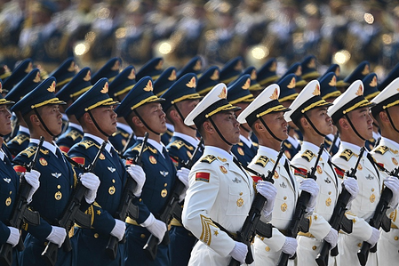 पाठ्यपुस्तक सैन्य सुदृढ़ीकरण पर शी चिनफिंग के विचार का परिचय प्रकाशित और वितरित