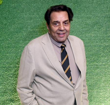 Dharmendra expresses his longing for his ‘pind’ in the final poem penned by him