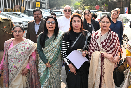 एसआईआर पर टीएमसी प्रतिनिधिमंडल से बोला चुनाव आयोग, मसौदा सूची आने के बाद पेश करें दावे एसआईआर पर टीएमसी प्रतिनिधिमंडल से बोला चुनाव आयोग, मसौदा सूची आने के बाद पेश करें दावे