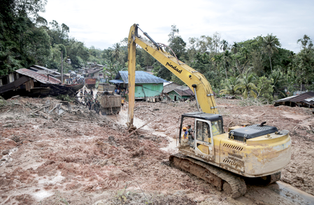इंडोनेशिया में कुदरत का कहर जारी, लैंडस्लाइड और बाढ़ से मरने वालों की संख्या 200 पहुंची इंडोनेशिया में कुदरत का कहर जारी, लैंडस्लाइड और बाढ़ से मरने वालों की संख्या 200 पहुंची