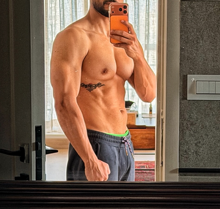 Kunal Kemmu says 'Never Doubt your potential' as he flaunts his chiseled abs in a mirror selfie