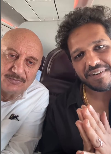 अनुपम खेर ने फ्लाइट में गायक पृथ्वी गंधर्व से सुनी गुलाम अली की गजल, वीडियो किया शेयर अनुपम खेर ने फ्लाइट में गायक पृथ्वी गंधर्व से सुनी गुलाम अली की गजल, वीडियो किया शेयर