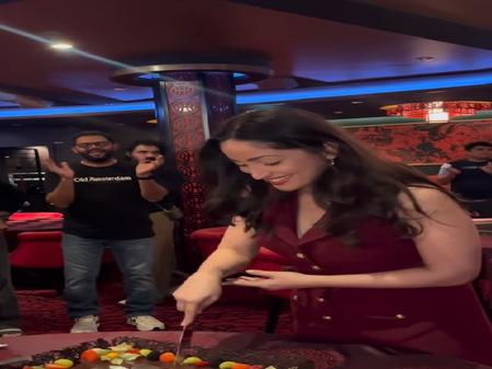 काम के बीच यामी गौतम ने सेलिब्रेट किया अपना बर्थडे, शेयर किया प्यारा सा वीडियो काम के बीच यामी गौतम ने सेलिब्रेट किया अपना बर्थडे, शेयर किया प्यारा सा वीडियो