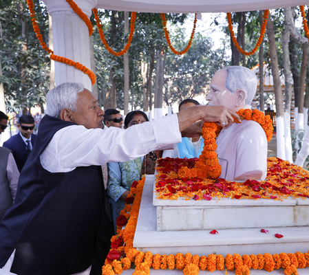 मुख्यमंत्री नीतीश कुमार ने पैतृक गांव का दौरा किया, पिता कविराज रामलखन सिंह की पुण्यतिथि पर श्रद्धांजलि दी
