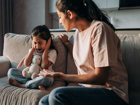 सोते समय बच्चा बिस्तर पर कर देता है यूरिन? सिर्फ तन की नहीं, मन की भी है परेशानी